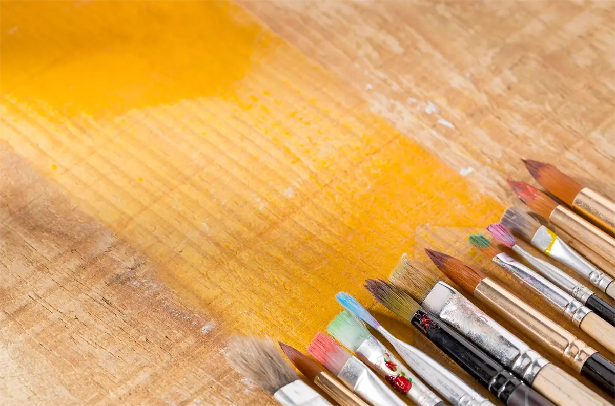 Atelier di pittura online con tavolozza e pennelli