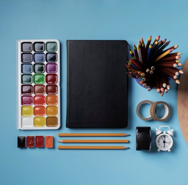 Setup base per pittura con pennelli e colori